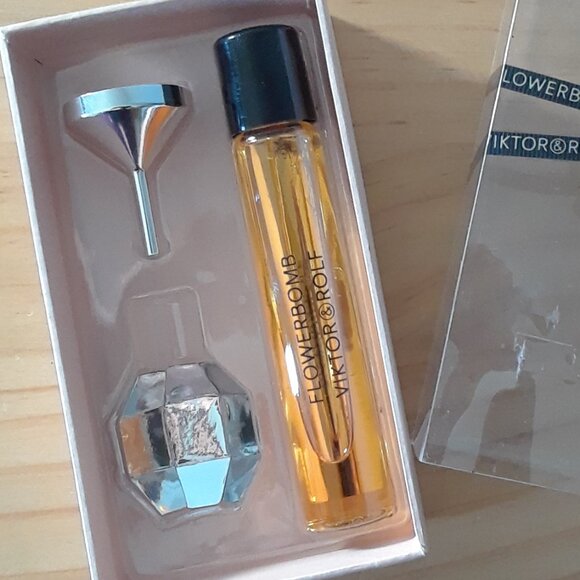 Viktor & Rolf FLOWERBOMB Eau de Parfum 15ml - Picture 6 of 8